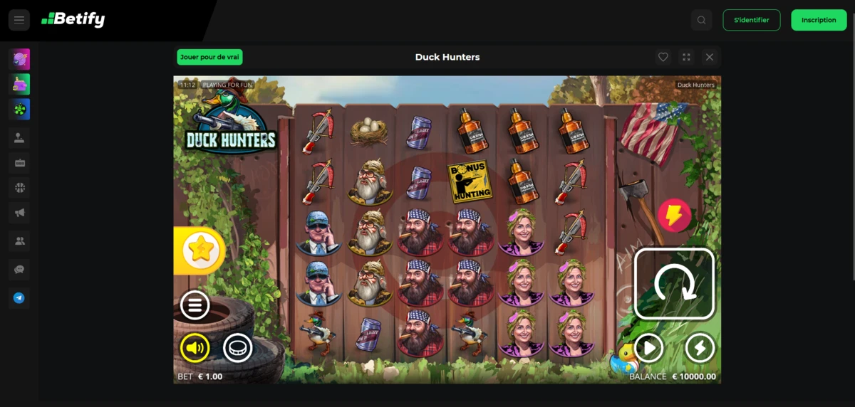 Capture d&rsquo;&eacute;cran de Betify affichant la machine &agrave; sous Duck Hunters (mode d&eacute;mo), avec les rouleaux et boutons de contr&ocirc;le (lecture, relance) et solde virtuel 10 000 &euro;