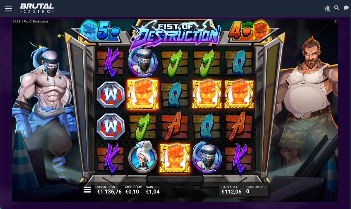 Capture d&rsquo;&eacute;cran du jeu de machine &agrave; sous Fist of Destruction d&eacute;velopp&eacute; par Hacksaw Gaming, montrant l&rsquo;interface de jeu avec les rouleaux, les symboles et les personnages en combat.