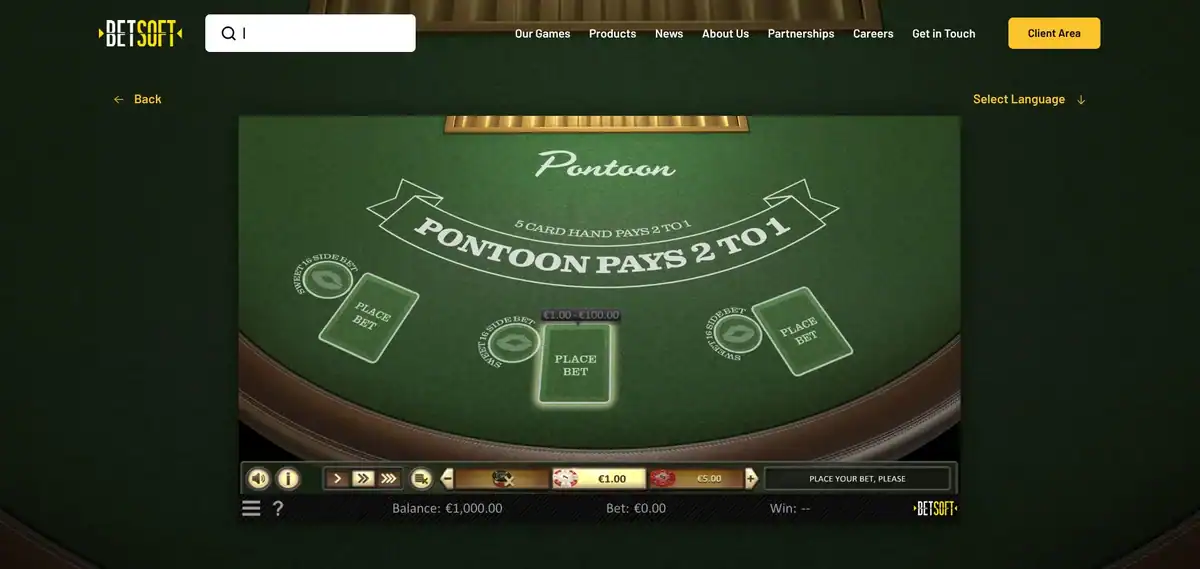 Table live du Free Bet Blackjack par Evolution avec une croupière en studio et le Free Split en cours de partie.
