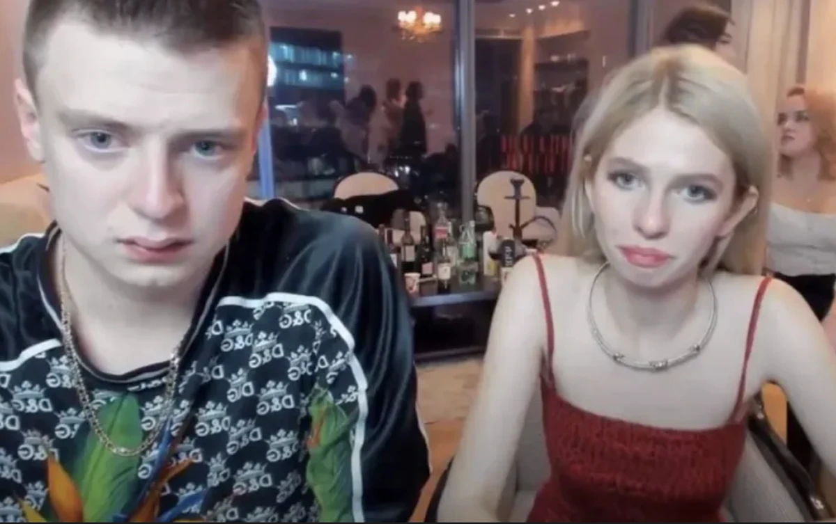 Mellstroy en live avec une invitée féminine lors d’un stream controversé, image issue de ses contenus provocateurs et polémiques sur Kick