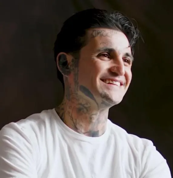 photo du controversé Mikki Mase avec un tee-shirt blanc