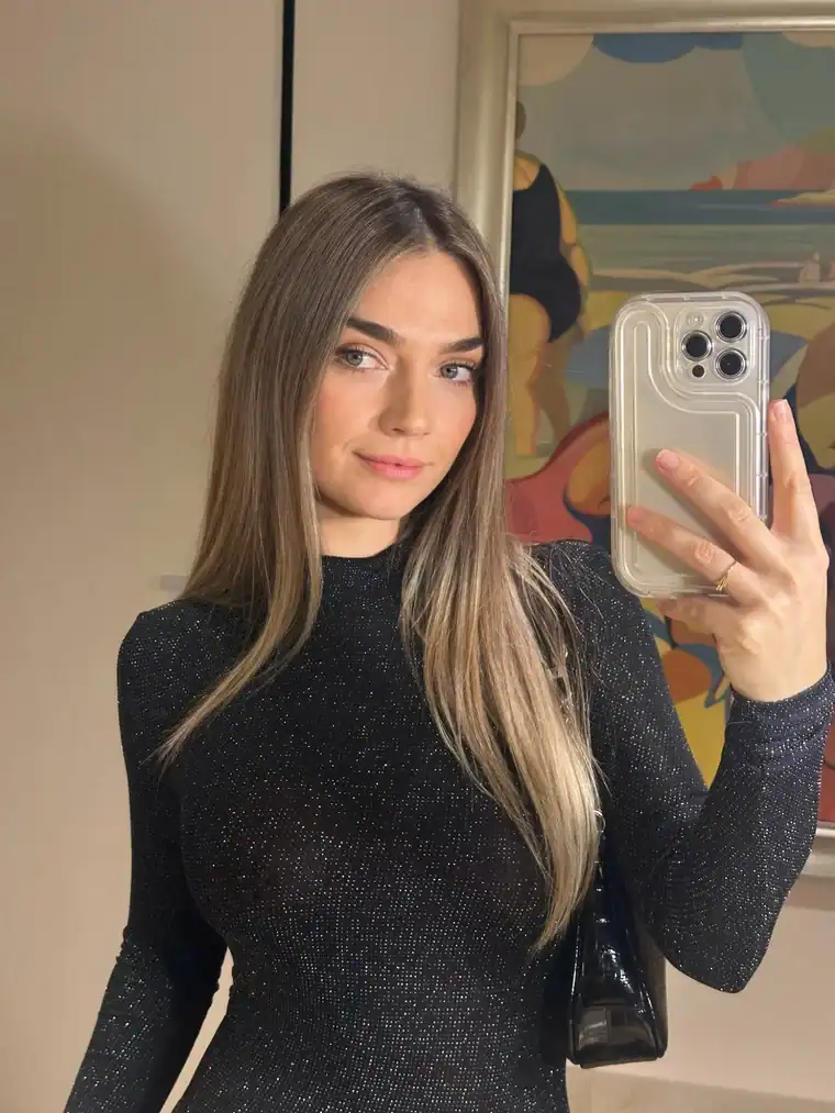 Photo de Morgie, streameuse casino française, en robe noire devant un miroir.