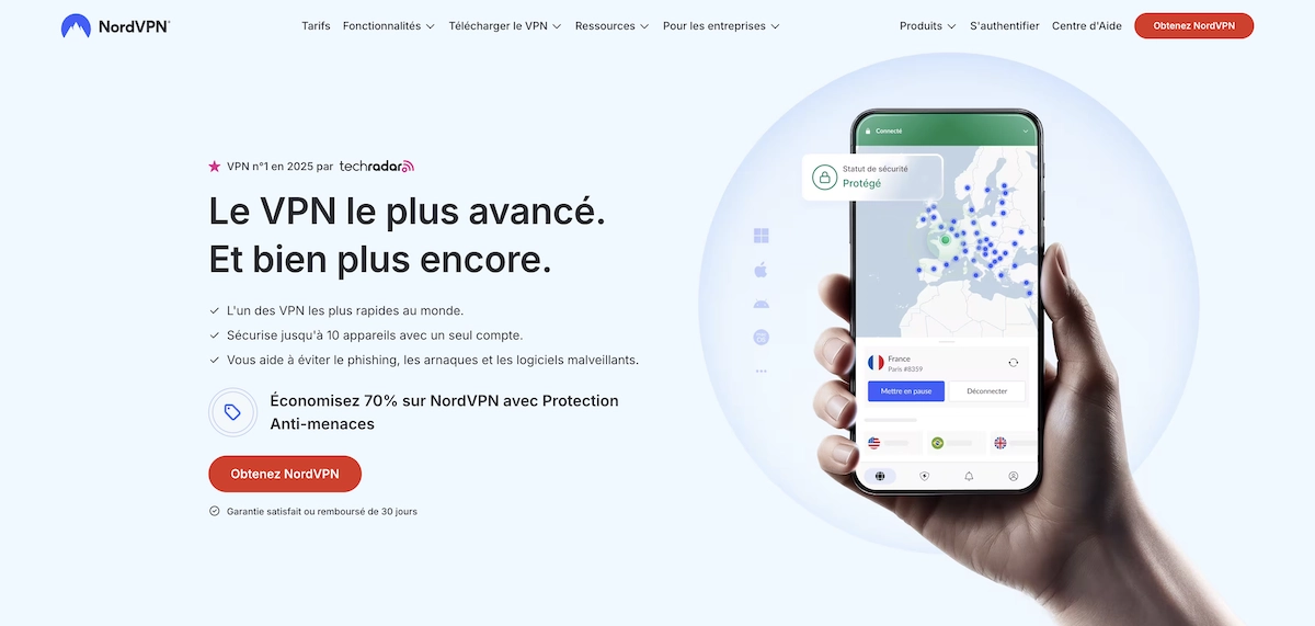 Page d’accueil NordVPN en français avec slogan « Le VPN le plus avancé. Et bien plus encore. », main tenant un smartphone affichant la carte des serveurs et bouton rouge « Obtenez NordVPN ».
