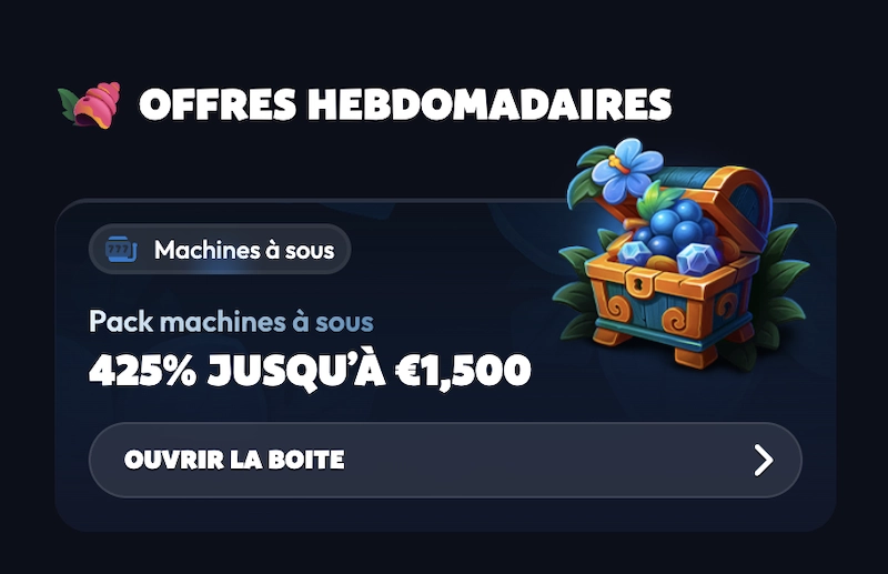 Bannière d’offre hebdomadaire sur le casino, avec un coffre au trésor rempli de pierres précieuses et de fruits, le texte “Pack machines à sous 425% jusqu’à €1,500” et un bouton “Ouvrir la boite” sur fond bleu foncé.