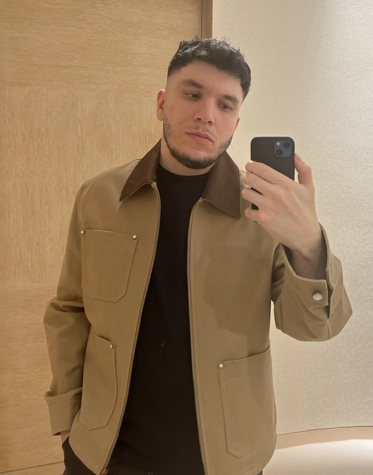 Photo prise en type selfie, dans le mirroir du streamer US Trainwreck, avec un iPhone 