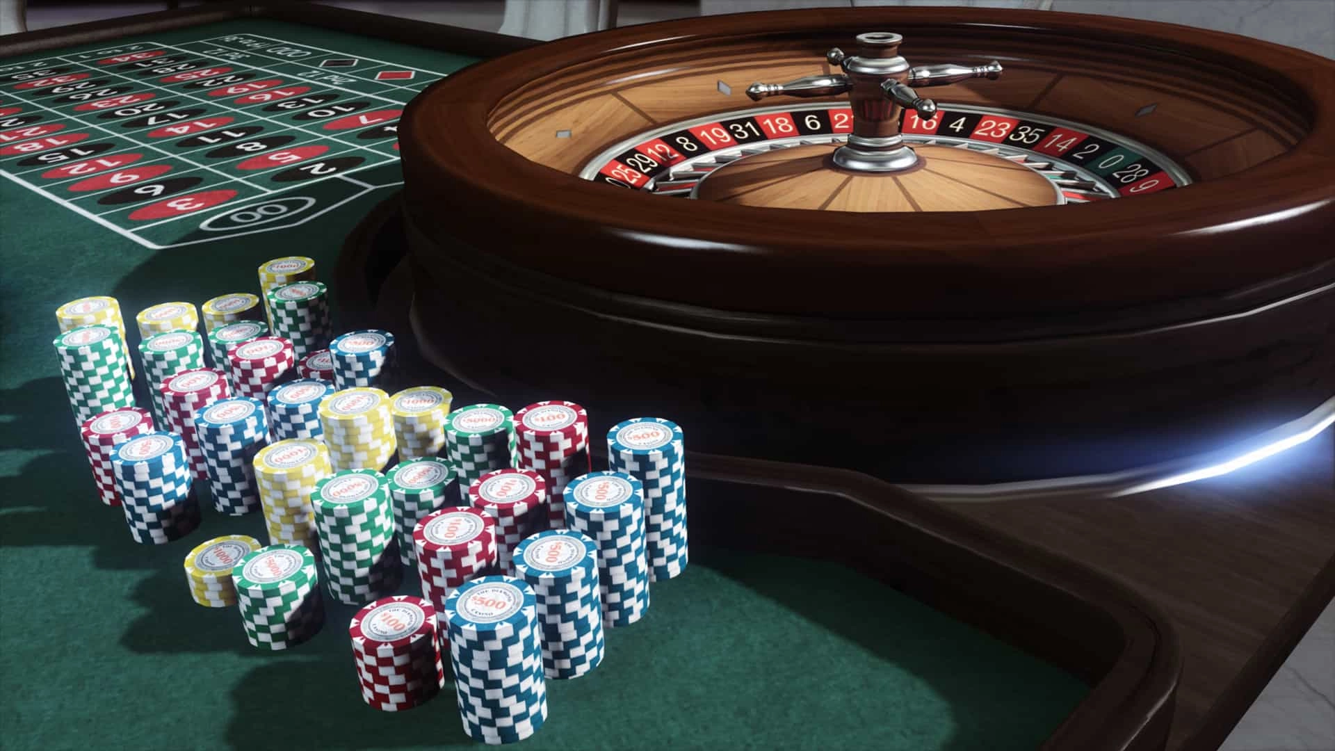 Table de roulette dans GTA Online avec piles de jetons multicolores et roue en bois.