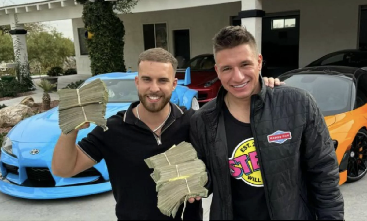 SteveWillDoIt posant avec un proche devant des voitures de luxe, tenant des liasses de billets en cash, image illustrant son lifestyle et son univers casino en ligne.