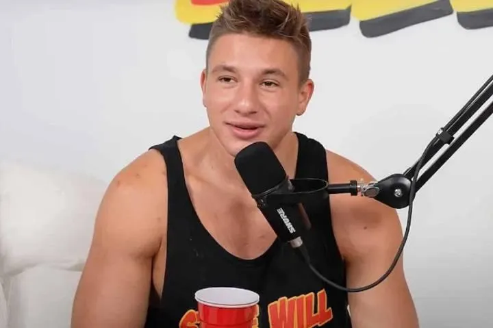 SteeveWillDoIt assis dans un podcast, parlant dans un micro avec un gobelet rouge, illustrant une discussion autour du lifestyle et des r&eacute;seaux sociaux.