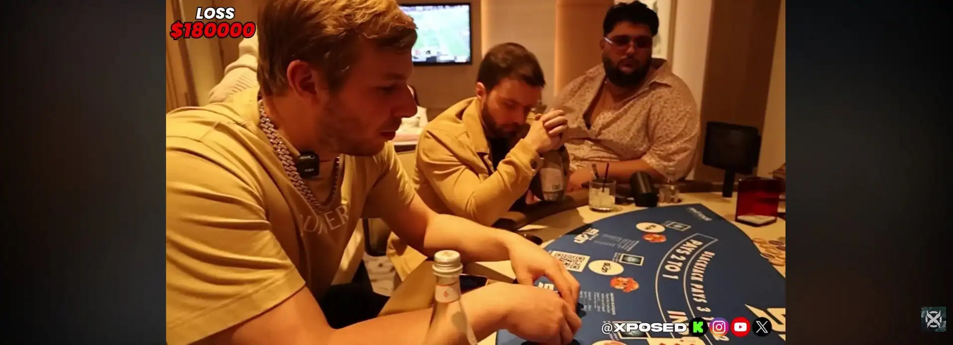 Xposed à une table de blackjack en live avec une perte de 180 000 dollars affichée à l'écran.